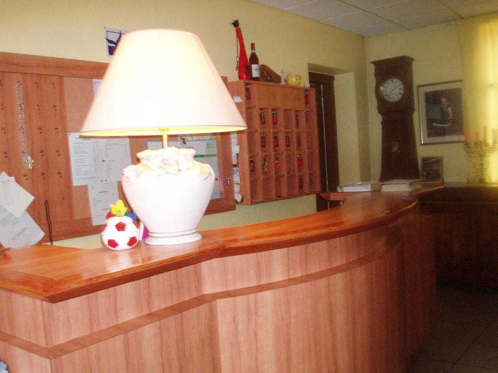 Hotel Le Commerce Bagnères-de-Bigorre Pokój zdjęcie