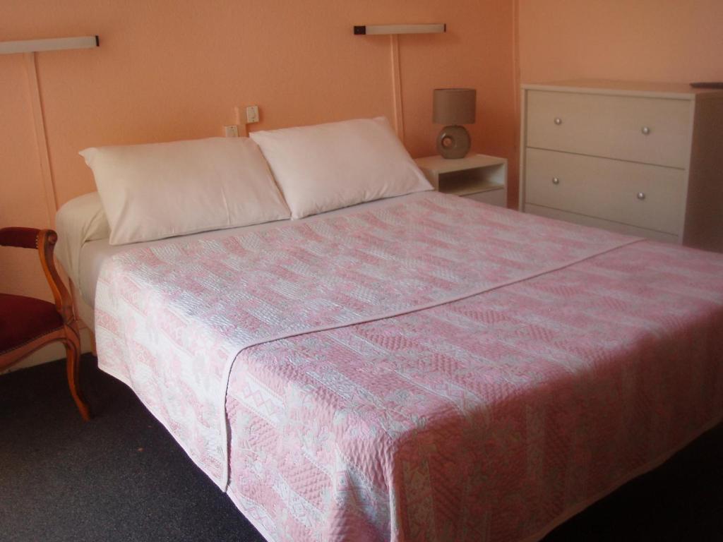 Hotel Le Commerce Bagnères-de-Bigorre Pokój zdjęcie